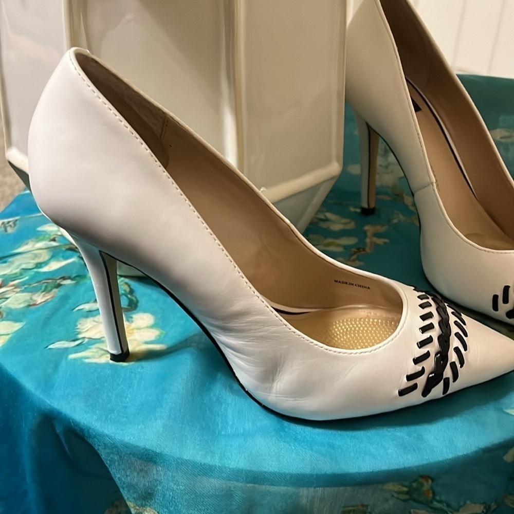 White House Black Market Olivia Whipstitch Black White Pumps Heels Size 6M - Picture 8 of 9